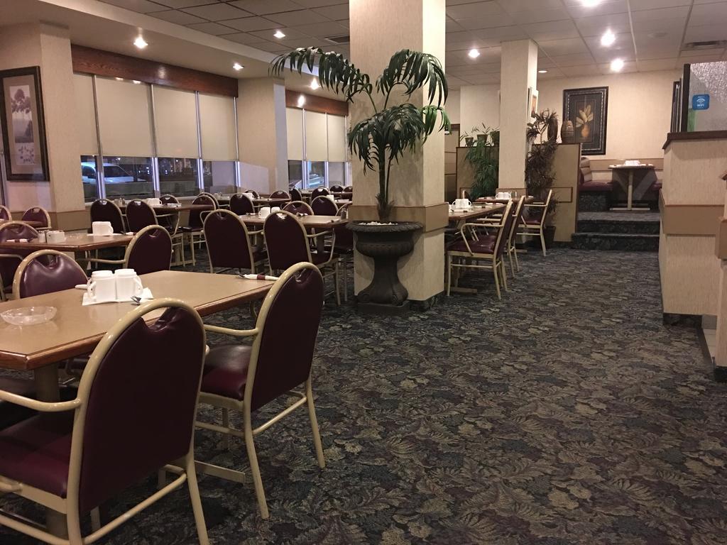 St. Albert Inn & Suites Saint Albert Экстерьер фото
